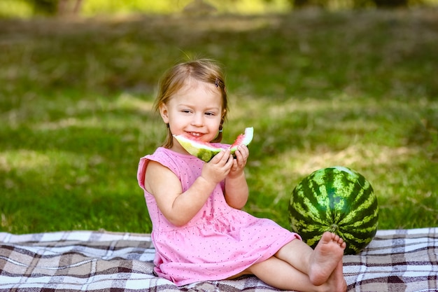 Enfant heureux avec pastèque dans la nature