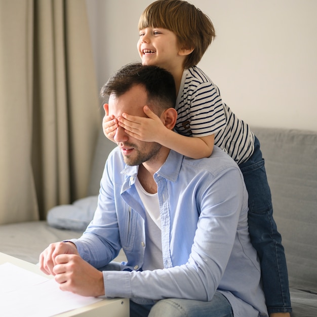 Enfant Heureux Père Surprenant