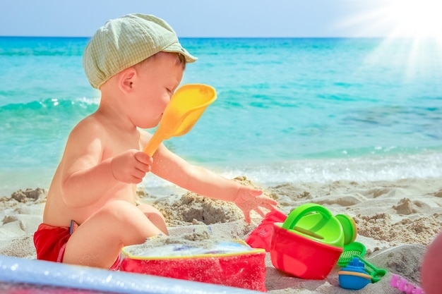 Enfant heureux sur la plage dans la nature de Chypre