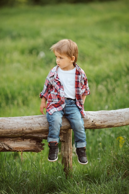 Enfant heureux en plein air