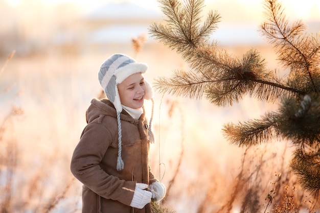 Photo enfant heureux en promenade en hiver
