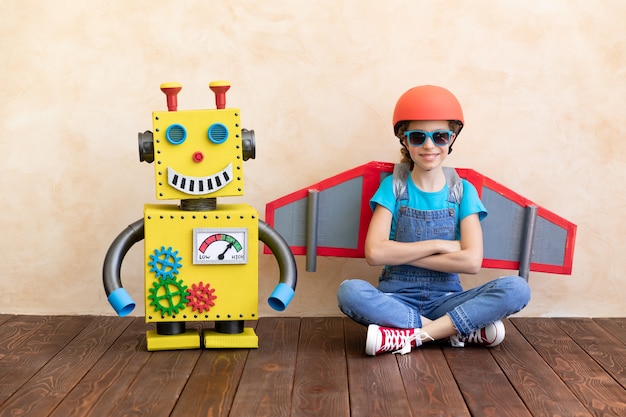 Photo enfant heureux avec robot jouet