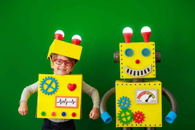 Enfant heureux avec un robot