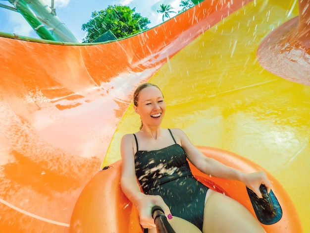 Un enfant heureux s'amuse sur l'eau comme sur la piscine extérieure