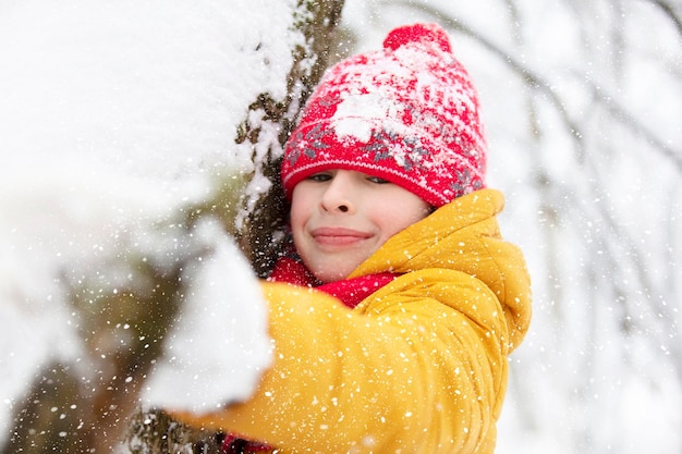 Un enfant heureux s'amuse et joue en hiver