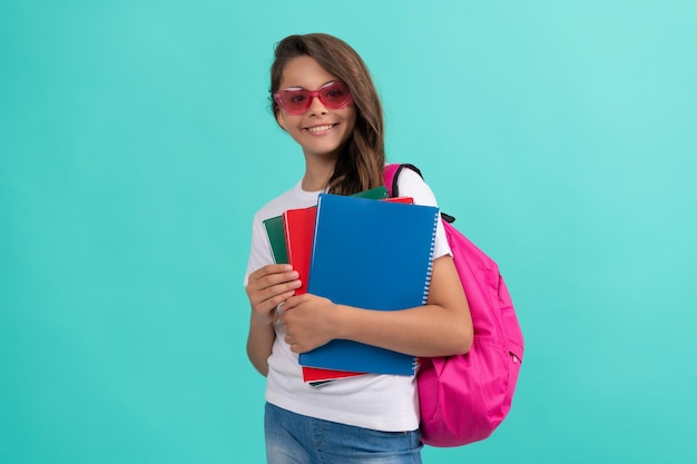 enfant heureux avec sac à dos et cahier à lunettes de soleil prêt à étudier à l'école, connaissances.