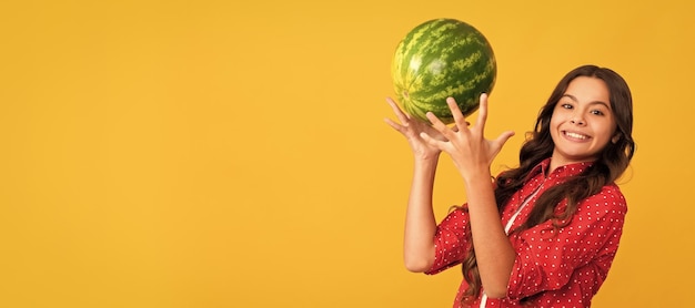 Enfant heureux tenir des fruits de melon d'eau frais et mûrs lourds Portrait de fille d'été avec affiche horizontale de pastèque En-tête de bannière avec espace de copie