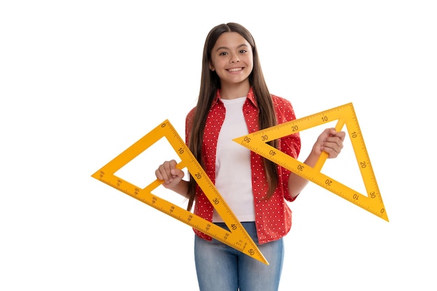Un enfant heureux tient la géométrie d'étude de la règle triangulaire à l'école isolée sur blanc, à l'école.