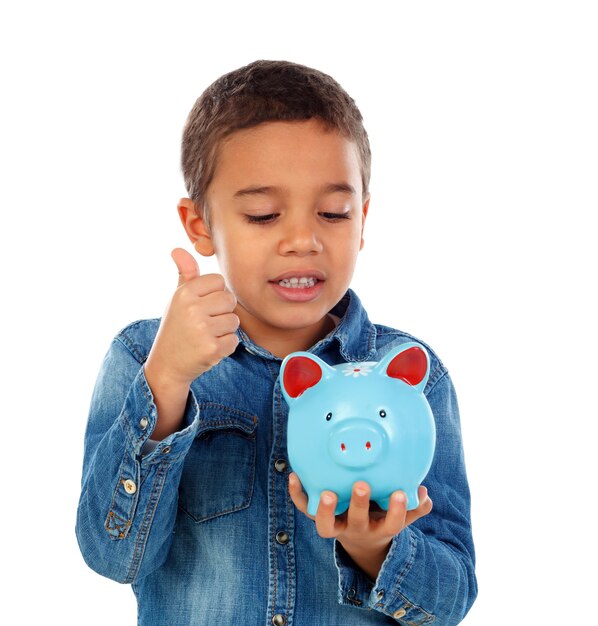 Enfant heureux avec une tirelire bleue