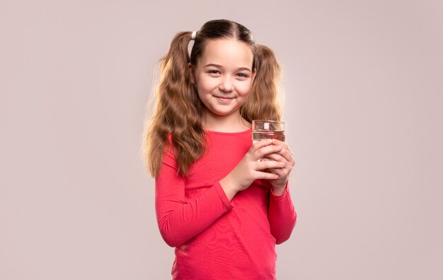 Enfant heureux avec un verre d'eau