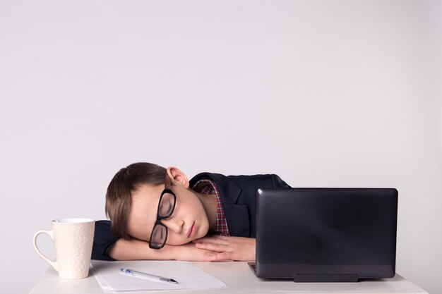 Photo l'enfant d'homme d'affaires se fatigue et s'endort