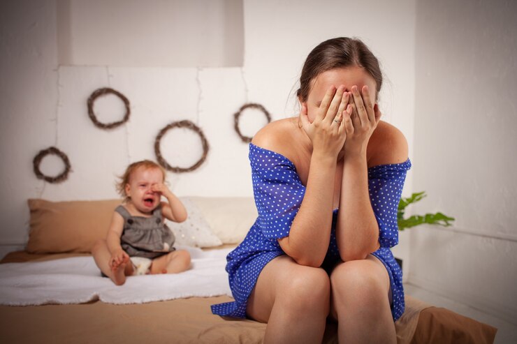 enfant hurle, hystérique. La femme est fatiguée du cri de l'enfant
