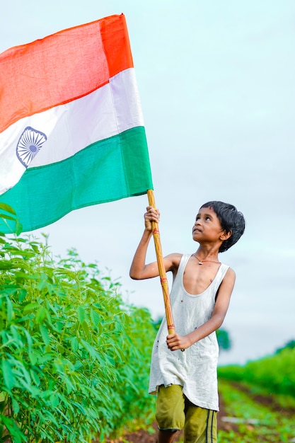 Photo enfant indien célébrant l'indépendance ou le jour de la république de l'inde