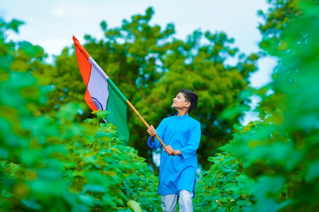 Enfant indien célébrant l'indépendance ou le jour de la République de l'Inde