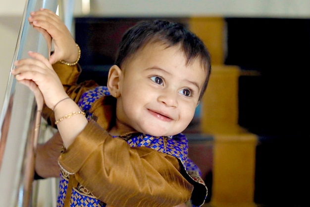 Enfant indien en costume traditionnel