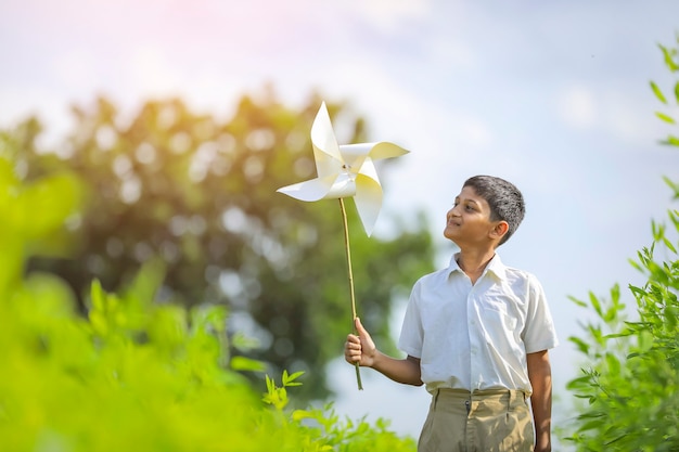 Enfant indien courir et jouer avec moulinet