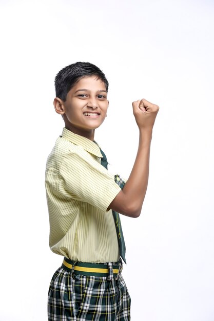 Enfant indien donnant un geste gagnant sur fond blanc.