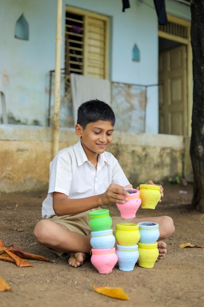 Enfant indien écrit l'alphabet ABCD sur tableau noir