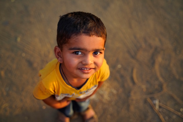 Enfant indien jouant en plein air