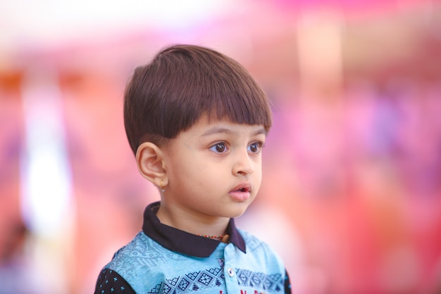 Enfant Indien Jouant En Plein Air