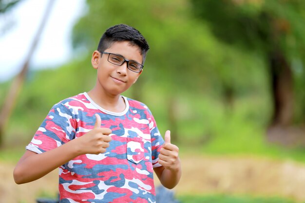 enfant indien sur lunettes