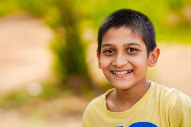 Enfant indien mignon étudiant à la maison.