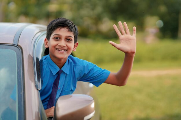 Enfant indien mignon forme de fenêtre de voiture.