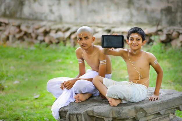 Enfant indien mignon avec tablette