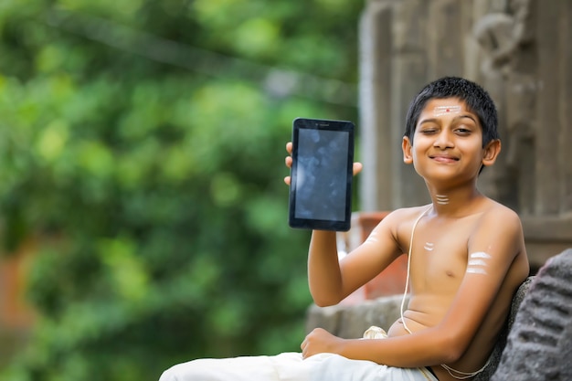 Enfant indien mignon avec tablette