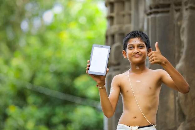 Enfant indien mignon avec tablette