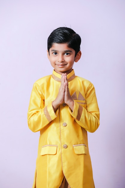 Enfant indien mignon sur l'usure traditionnelle