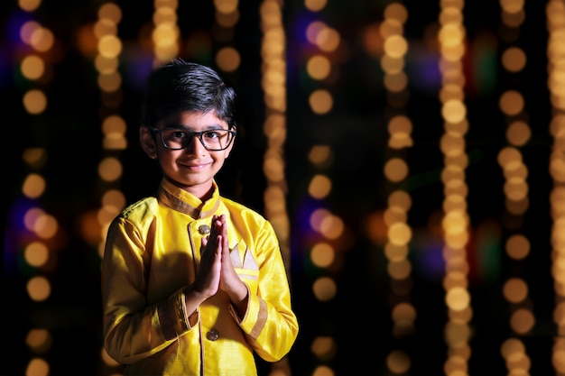 Enfant indien mignon sur l'usure traditionnelle