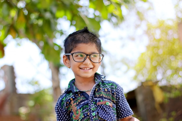 Enfant indien portant des lunettes