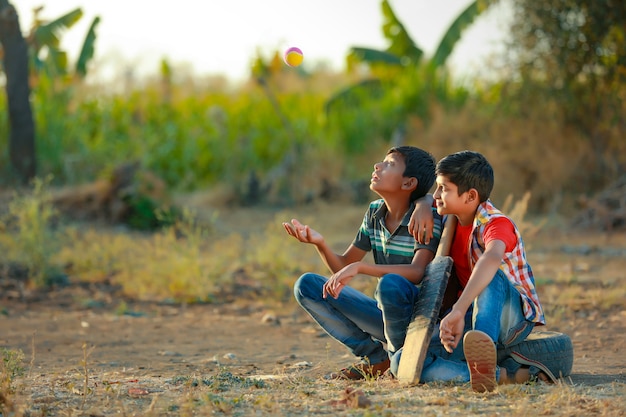 Enfant indien rural jouant au cricket