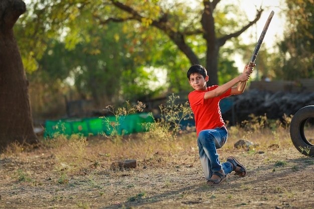 Enfant Indien Rural Jouant Au Cricket