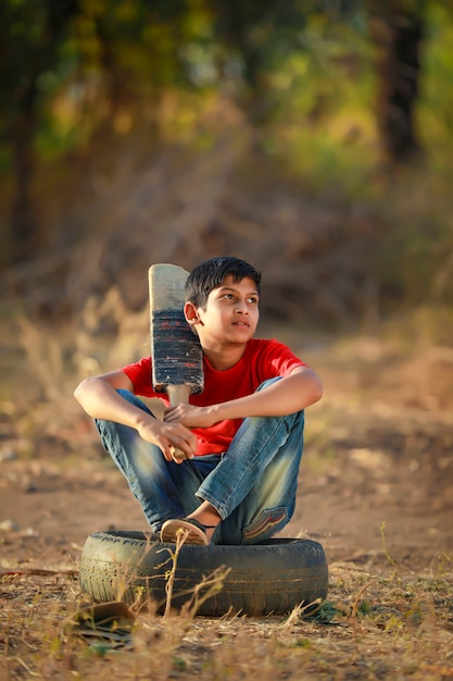 Enfant indien rural jouant au cricket