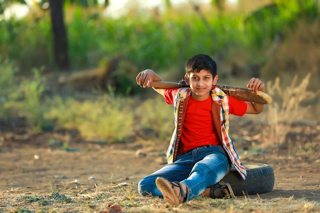 Enfant indien rural jouant au cricket