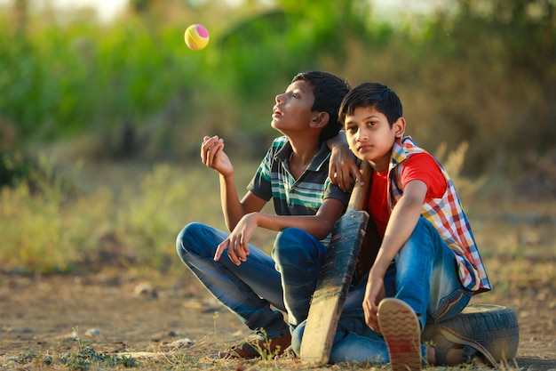 Enfant indien rural jouant au cricket