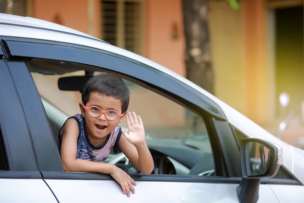 Enfant indien en voiture