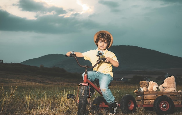 Enfant insouciant Portrait d'un enfant heureux Espace de copie Petit garçon souriant Seul le plaisir est dans mon esprit Charmi