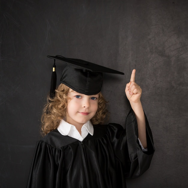 Enfant intelligent en classe. Enfant heureux contre le tableau noir. Idée concept