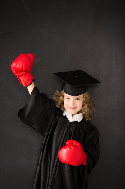 Enfant intelligent en classe Enfant heureux contre tableau noir Retour à l'école Éducation La connaissance, c'est le pouvoir