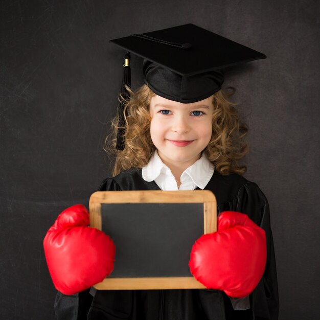 Enfant intelligent en classe Enfant heureux contre tableau noir Retour à l'école Éducation La connaissance, c'est le pouvoir