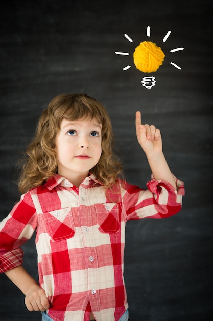 Enfant intelligent en classe. Idée concept