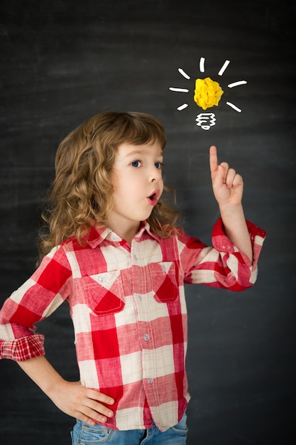 Enfant intelligent en classe. Idée concept