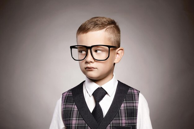 Enfant intelligent à lunettes