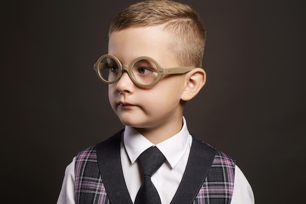 Enfant intelligent à lunettes