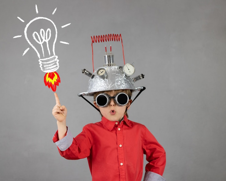 Photo enfant intelligent prétendant être homme d'affaires enfant drôle portant un casque avec ampoule