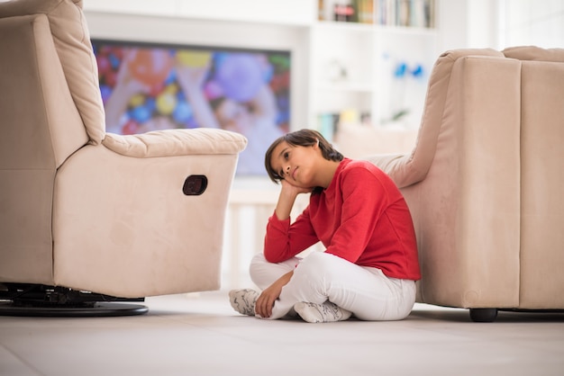 Enfant à l&#39;intérieur de la maison moderne au sol