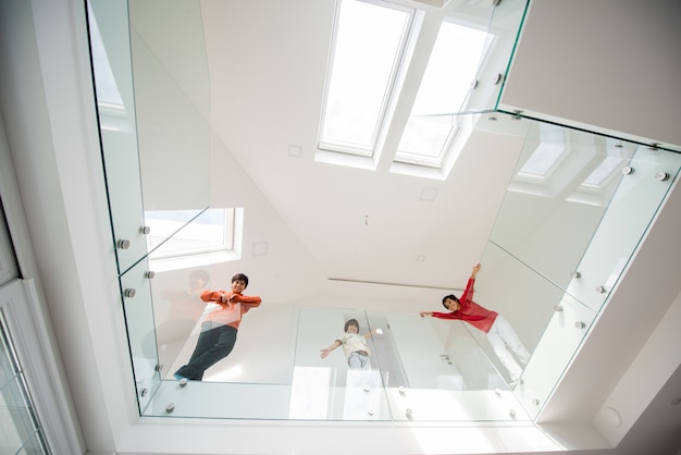 Enfant à l&#39;intérieur de la maison moderne